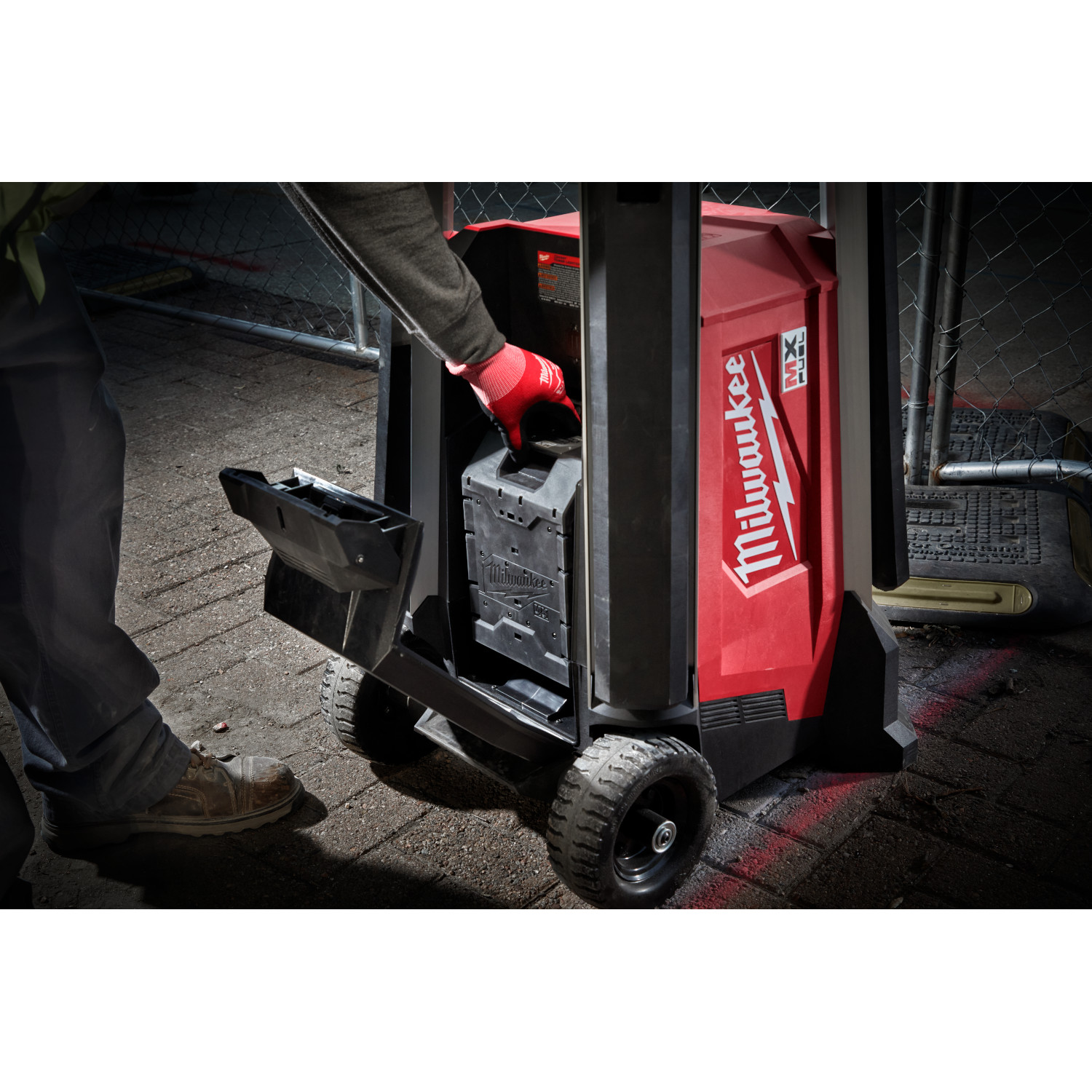Milwaukee MX FUEL ROCKET Tower Light/Charger - Image 5